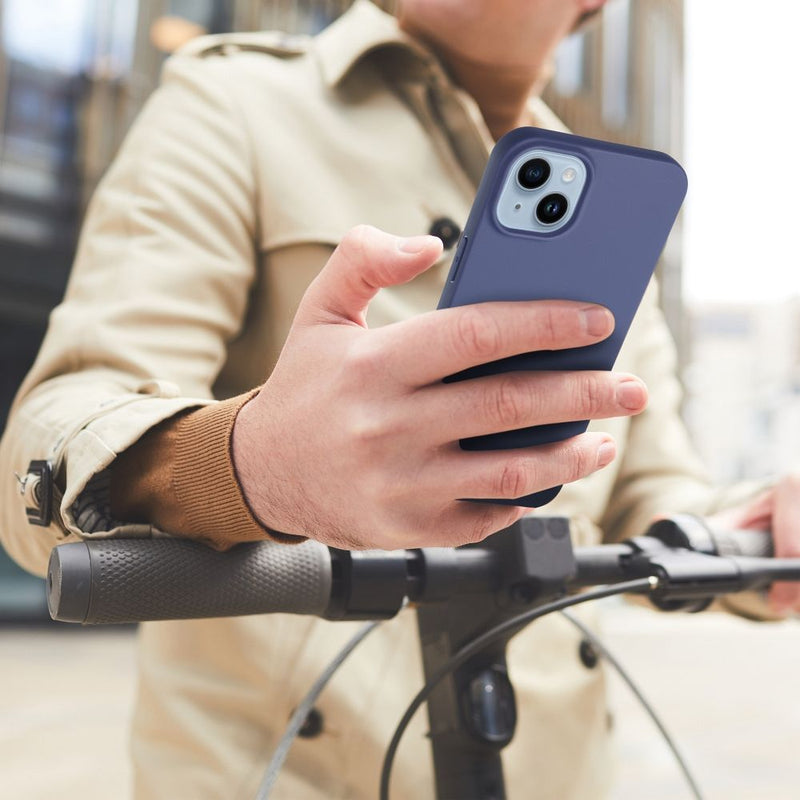 Schützen Sie Ihr Apple iPhone 12/12 Pro mit dieser eleganten, marineblauen Schutzhülle. Die präzisen Aussparungen gewährleisten vollen Zugang zu Kamera und Anschlüssen, während das robuste Material vor Stößen und Kratzern schützt. Ein Must-have für den Alltag.