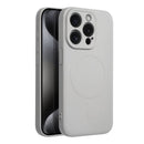 Optimaler Schutz trifft auf elegantes Design: Diese Schutzhülle, passend für das Apple iPhone 15 Pro, bewahrt Ihr Smartphone vor Kratzern und Abnutzung, ohne die hochwertige Ästhetik zu beeinträchtigen. Die präzisen Aussparungen für die Kamera und die integrierte MagSafe-Kompatibilität bieten Funktionalität und Komfort im Alltag.