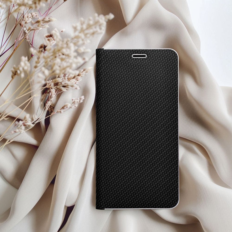 Schützen und verschönern Sie Ihr Apple iPhone 16 Pro mit unserem eleganten Case. Hochwertiger Metallrahmen, weiches Wildleder-Innenfutter & flexible Silikonhalterung garantieren optimalen Schutz und Komfort. Ideal für stilbewusste iPhone-Nutzer!