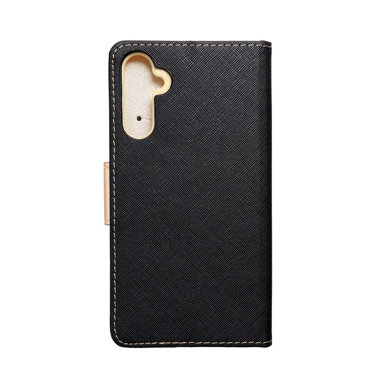 Entdecken Sie den perfekten Schutz für Ihr Samsung Galaxy A34 5G – die stilvolle schwarze Handytasche V3. Ihr elegantes Design mit strapazierfähigem Material bietet nicht nur Sicherheit vor Kratzern und Stößen, sondern auch einen Hauch von Klassik für Ihren Alltag.