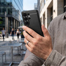 Entdecken Sie die **Carbon 2.0 Schutzhülle** für das **Honor 600**! Hergestellt aus flexiblem TPU bietet sie optimalen Schutz vor Stößen und Kratzern. Mit modernem Carbon-Look und erhöhten Rändern bleibt Ihr Smartphone stilvoll und sicher. Perfekte Passform garantiert!