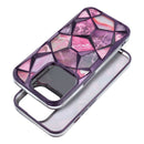 Entdecke stilvollen Schutz mit der Schutzhülle für das Apple iPhone 16 in Violett V4. Ihr geometrisches Design mit marmorierten violetten Mustern vereint Ästhetik mit Robustheit, um Dein Smartphone vor den Tücken des Alltags zu bewahren. Eine harmonische Symbiose aus Funktionalität und modischem Ausdruck.