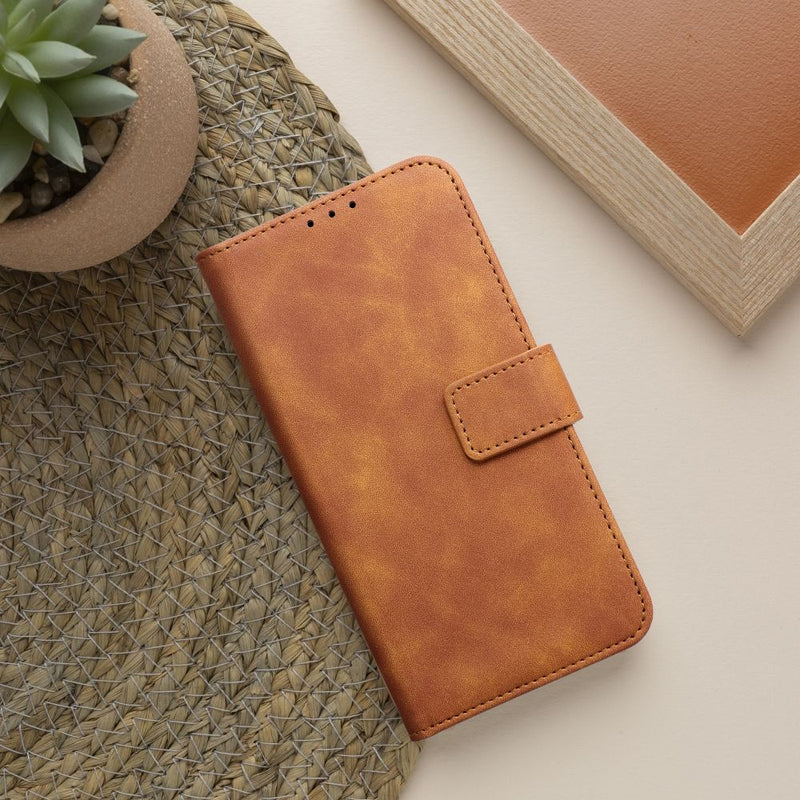 Optimieren Sie Ihr Samsung Galaxy A56 mit dem TENDER Holster aus Kunstleder. Es bietet Rundumschutz, magnetische Verschlussklappe und praktische Fächer für Unterlagen und Bargeld. Ideal zum Filme schauen in TV-Stand-Position!