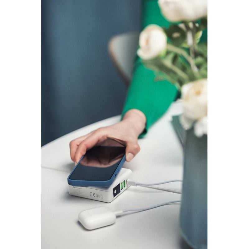 Entdecken Sie den Multi Reiselader 6 in 1 – Ihr perfekter Reisebegleiter! Mit einer 8000-mAh-Powerbank, USB- und USB-C-Anschlüssen sowie kabellosem Laden. Ideal für weltweite Reisen durch austauschbare Stecker. Bleiben Sie überall geladen!