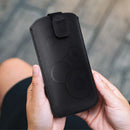 Entdecken Sie die Forcell Deko Universal Tasche für Mobiltelefone: elegant, aus Öko-Leder, mit Klettverschluss und Wildleder-Innenfutter für optimalen Schutz. Verfügbar in Schwarz, perfekt für diverse Modelle (133 x 78 mm).