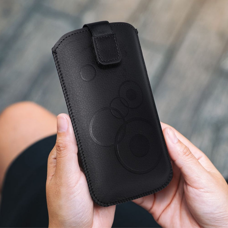 Entdecken Sie die Forcell Deko Universal Tasche für Mobiltelefone: elegant, aus Öko-Leder, mit Klettverschluss und Wildleder-Innenfutter für optimalen Schutz. Verfügbar in Schwarz, perfekt für diverse Modelle (133 x 78 mm).