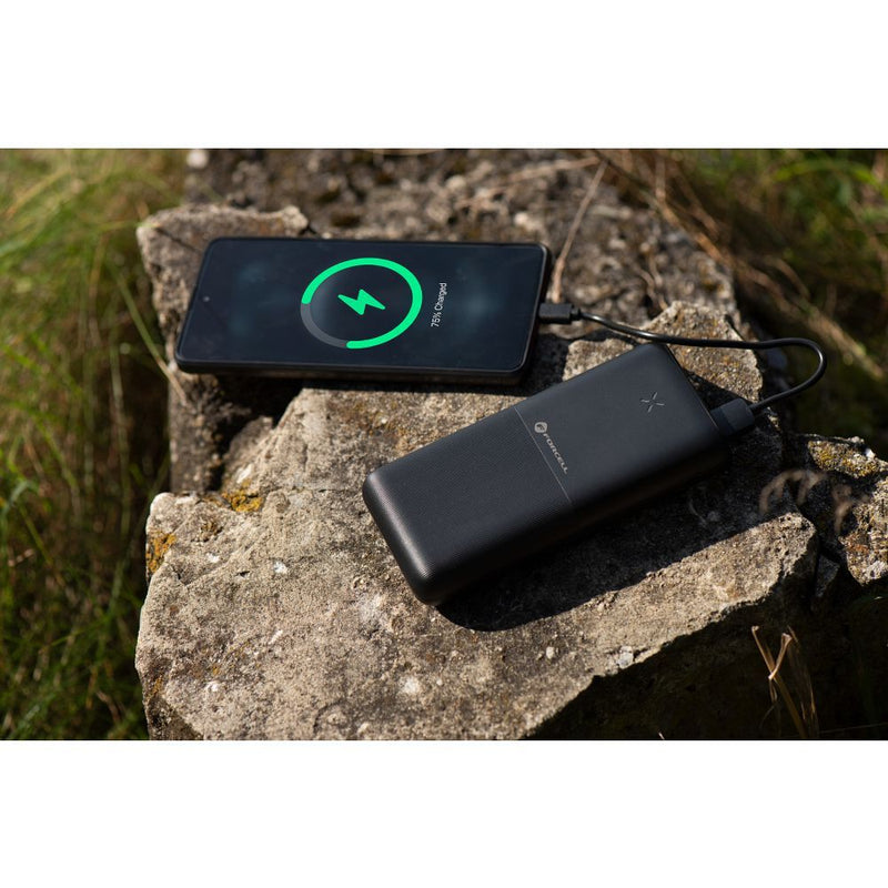 Dieses Bild zeigt die Verpackung der FORCELL F-Energy S20k1 Powerbank mit einer Kapazität von 20.000 mAh. Das Design ist schlicht in Weiß mit einer Abbildung der Powerbank in Schwarz, die über zwei USB-Ausgänge zum gleichzeitigen Laden von Geräten verfügt. Hervorgehoben wird die große Kapazität und die Möglichkeit, mehrere Geräte gleichzeitig zu laden. Die Verpackung betont die praktischen Aspekte des Produkts und die grundlegenden technischen Informationen sind klar sichtbar dargestellt.