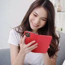 Schützen Sie Ihr Samsung Galaxy A05s stilvoll mit dieser eleganten roten Handytasche. Ihr Smartphone liegt sicher in dieser Hülle, die nicht nur vor Stößen und Kratzern schützt, sondern auch ein echter Hingucker ist. Ideal für den Alltag und um Ihr Gerät frisch und modisch zu präsentieren!