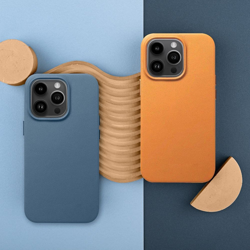 Eleganz und Schutz vereint: Diese hochwertige blaue Lederhülle, abgestimmt auf das Apple iPhone 13 Pro, bietet stilvollen Schutz für Ihr Smartphone. Mit präzisen Aussparungen für die Kamera und Anschlüsse bleibt die Funktionalität voll erhalten. Ideal für den alltäglichen Gebrauch, um Ihr Gerät vor Stößen und Kratzern zu bewahren.