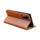 Schützen Sie Ihr Samsung Galaxy S26 stilvoll mit dem Classic Smart Pro Case! Hergestellt aus hochwertigem Leder und TPU, bietet es optimalen Schutz vor Stößen und Kratzern. Praktische Features wie die Innentasche und Ständerfunktion sorgen für perfekten Komfort.