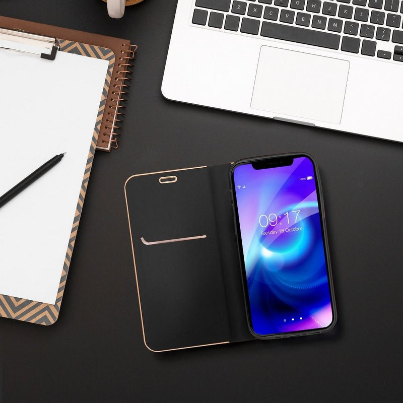 Diese elegante schwarze Handytasche für das Samsung Galaxy A41 schützt Ihr Gerät stilvoll vor Kratzern und Stößen. Das schlanke Design bewahrt die Linien Ihres Smartphones und bietet gleichzeitig einfachen Zugriff auf alle Tasten und Anschlüsse. Ideal für den Alltagsgebrauch, verbindet Schutz mit klassischem Look.