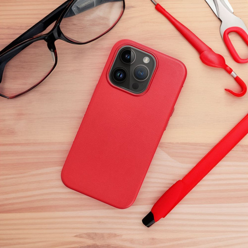 Optimieren Sie Ihr iPhone 15 Pro mit dem eleganten Leder MagSafe Case! Stark, stilvoll und ökofreundlich bietet es sicheren Halt und einfaches kabelloses Laden. Perfekter Schutz und modisches Design in einem.