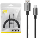 Das abgebildete Produkt ist ein USB-A zu Typ-C Ladekabel der Marke Baseus. Es handelt sich um ein 2 Meter langes Kabel in Schwarz, das eine Power Delivery (PD) Schnellladefunktion mit bis zu 100 Watt unterstützt. Ideal für Nutzer, die ein langlebiges und leistungsstarkes Kabel für ihre Geräte suchen.
