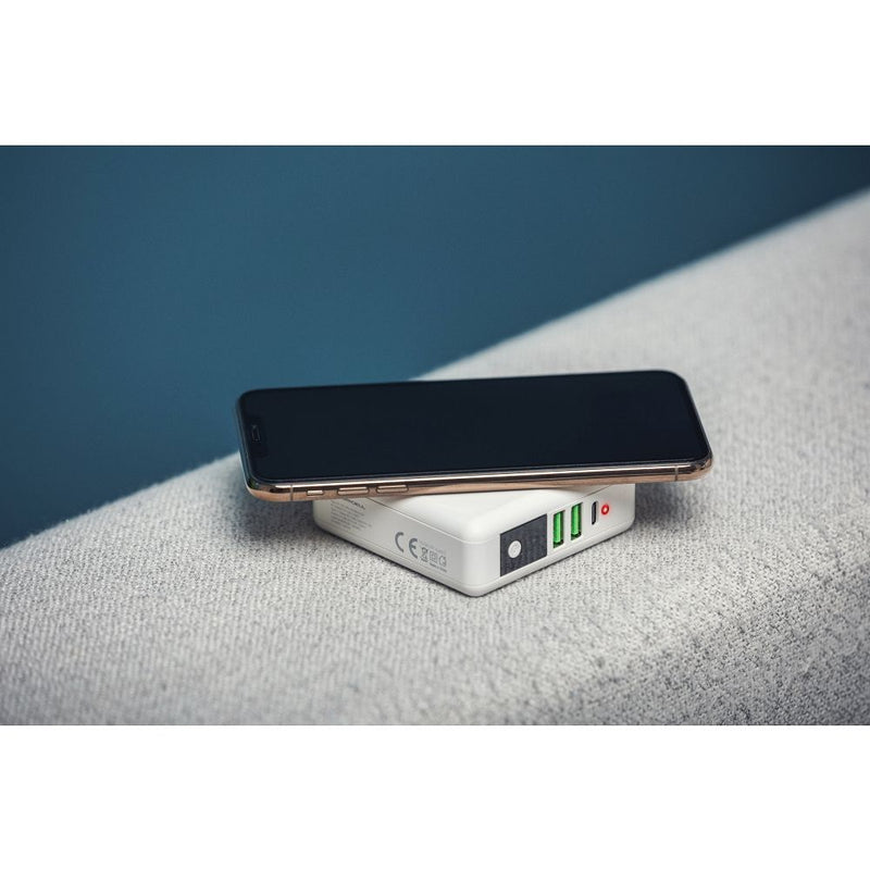 Entdecken Sie den Multi Reiselader 6 in 1 – Ihr perfekter Reisebegleiter! Mit einer 8000-mAh-Powerbank, USB- und USB-C-Anschlüssen sowie kabellosem Laden. Ideal für weltweite Reisen durch austauschbare Stecker. Bleiben Sie überall geladen!