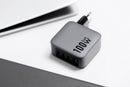 Der FORCELL F-Energy GaN VT-46 ist ein kompakter, leistungsstarker Reiselader, ausgestattet mit drei USB-C-Anschlüssen und einem USB-A-Anschluss. Er bietet dank Power Delivery (PD) und Quick Charge 4.0-Technologie schnelles Aufladen mit bis zu 100 Watt Leistung und ist damit ideal für das Aufladen verschiedener Geräte, einschließlich Laptops. Mit seinem eleganten grauen Design ist dieser Charger eine praktische Ergänzung für die moderne Technikausstattung unterwegs.