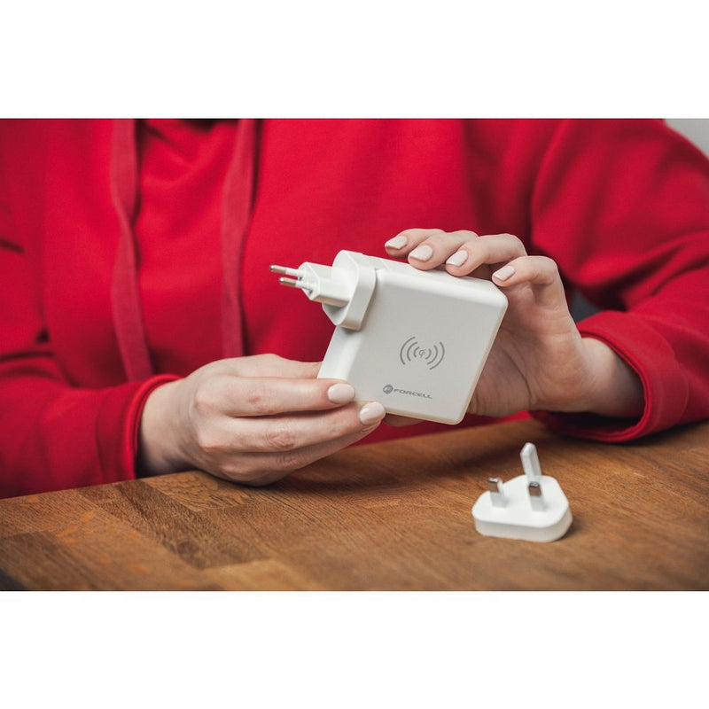 Der Multi Reiselader 6 in 1 - Perfekt für Reisen! Mit 6 Anschlüssen, darunter USB und USB-C, ermöglicht er das gleichzeitige Laden mehrerer Geräte. Integrierte Powerbank mit 8.000 mAh und Quick Charge 3.0 für schnelles Aufladen. Ideal für globale Steckerstandards.