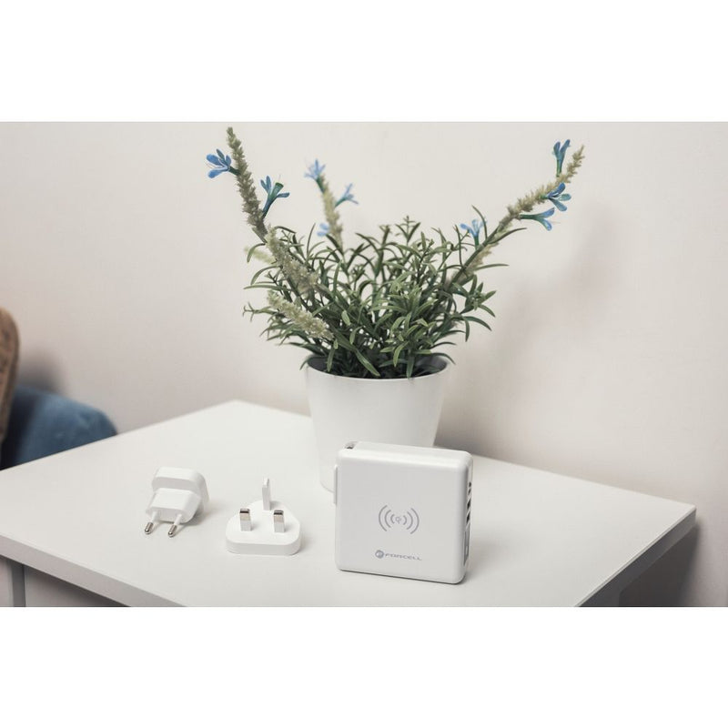 Der Multi Reiselader 6 in 1 - Perfekt für Reisen! Mit 6 Anschlüssen, darunter USB und USB-C, ermöglicht er das gleichzeitige Laden mehrerer Geräte. Integrierte Powerbank mit 8.000 mAh und Quick Charge 3.0 für schnelles Aufladen. Ideal für globale Steckerstandards.