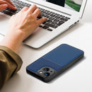 Die Schutzhülle für das Apple iPhone 13 vereint stilvolles Design und effektiven Schutz. Mit einem attraktiven blauen Farbton und strukturierten Oberflächen bietet sie nicht nur einen stabilen Halt, sondern schützt auch vor Stößen und Kratzern. Ideal für alle, die ihr Gerät sicher und modisch gestalten möchten.
