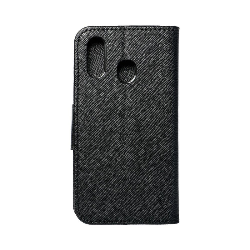 Entdecken Sie stilvollen Schutz für Ihr Samsung Galaxy A40 mit dieser eleganten schwarzen Handytasche. Gefertigt aus strapazierfähigem Material bewahrt sie Ihr Smartphone sicher auf und bietet schnellen Zugriff auf alle Funktionen.