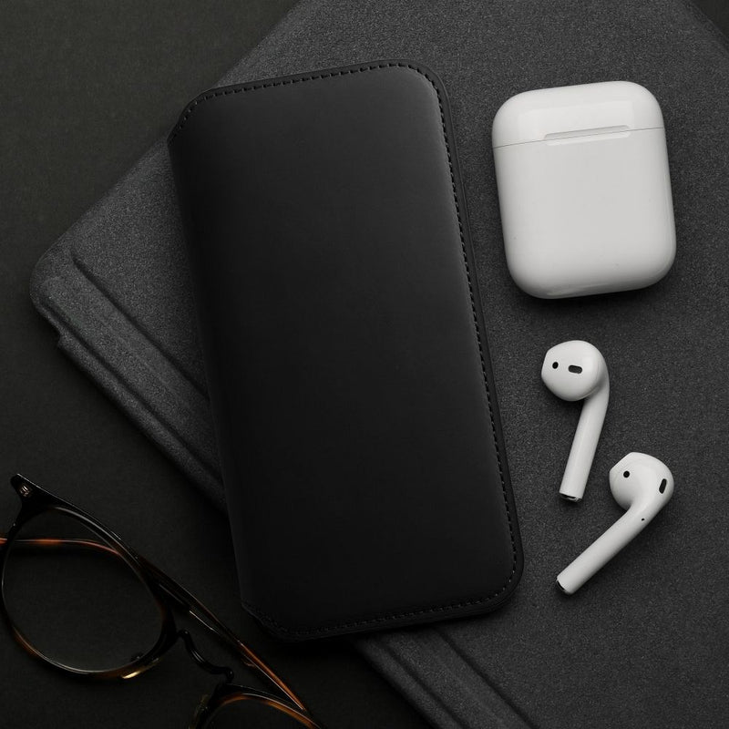 Schützen Sie Ihr Samsung Galaxy A55 5G mit Stil – die elegante Handytasche in Schwarz V5 bietet idealen Schutz vor Kratzern und Stößen und verleiht Ihrem Smartphone einen klassischen Look. Mit präzisen Aussparungen für Kamera und Anschlüsse bleibt die Funktionalität Ihres Geräts vollständig erhalten.