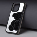 Schützen Sie Ihr iPhone 16 Pro mit der Teddy Bear Hülle: glitzerndes Design, erstklassige Materialien und erhöhte Kanten für optimalen Schutz. Ein modisches Accessoire, das Langlebigkeit bietet.