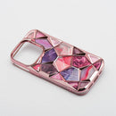 Entdecken Sie die Eleganz und den Schutz in einem mit unserer Schutzhülle für das Apple iPhone 16 in Pink V10. Das geometrische Design verleiht Ihrem Smartphone einen einzigartigen Look, während das robuste Material Ihr Gerät sicher bewahrt.