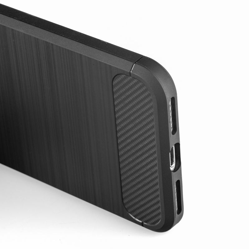 Das elegante CARBON Case für das iPhone 13 in Schwarz strahlt Modernität aus und bietet robusten Schutz für Ihr Smartphone. Das feine Kohlefaser-Design unterstreicht den innovativen Charakter und sorgt gleichzeitig für einen sicheren Griff.