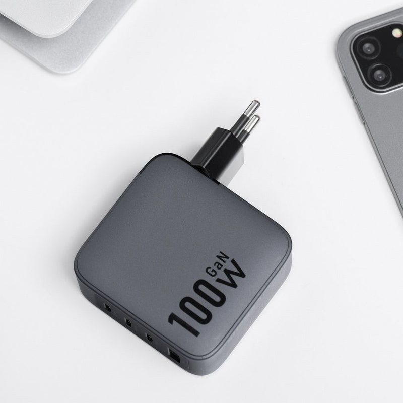 Forcell Ladegerät mit 100W Power Delivery und Quick Charge 4.0 bietet effizientes Schnellladen für mehrere Geräte. Kompakt, mit GAN-Technologie und 4 Ports (1x USB, 3x USB-C). Ideal für schnelles Laden unterwegs!